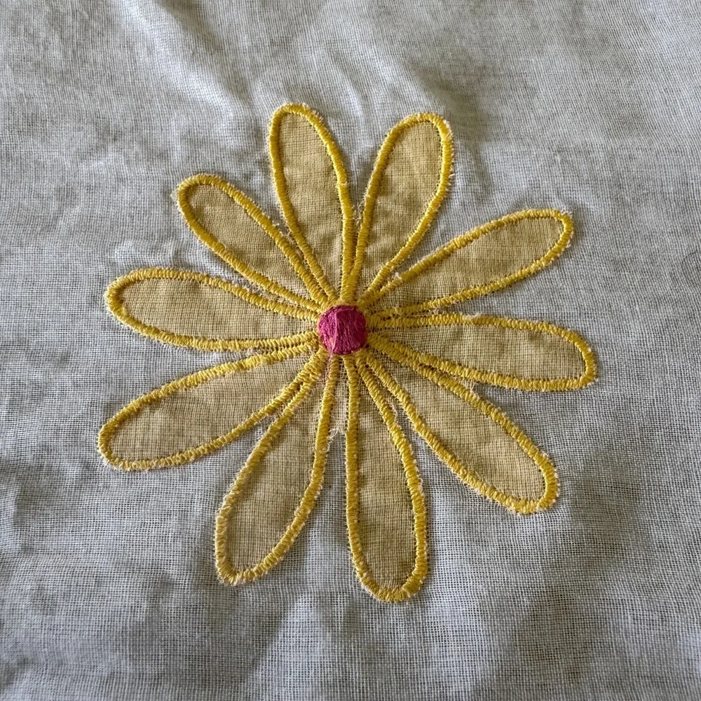 Crate & Barrel Daisy Organdy Table Runner White Cotton Embroidered 14 x 90